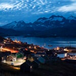 Las casa de Tasiilaq (Groenlandia), iluminadas al anochecer