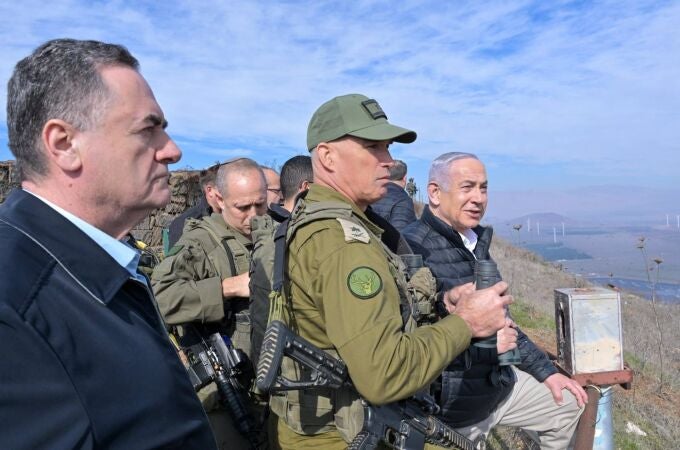 El primer ministro israelí, Benjamin Netanyahu, junto a militares