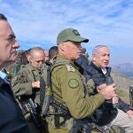 El primer ministro israelí, Benjamin Netanyahu, junto a militares