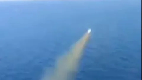 Imagen del misil Penguin nada más ser lanzado por el helicóptero SH-60B de la Armada