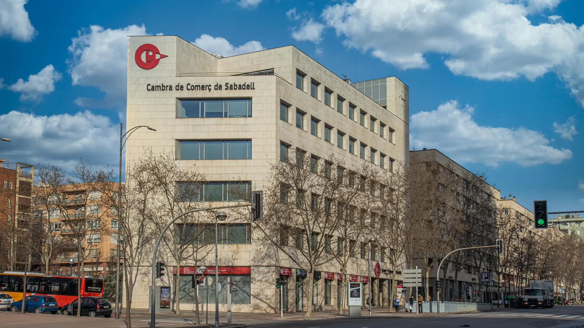 Economía.- Cámara de Sabadell (Barcelona) estudia recurrir ante la CNMC no ser admitido como parte en la OPA de BBVA