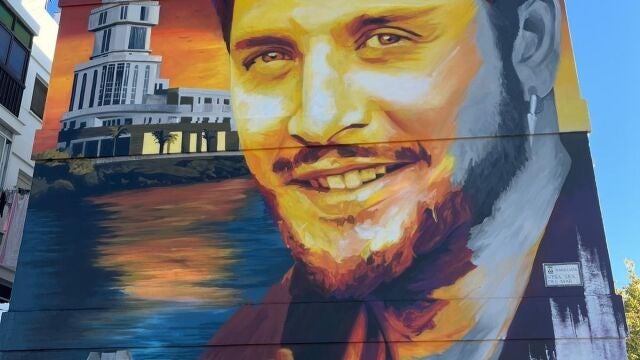 Del mural a una calle: Isla Cristina se rinde a Manu Carrasco 