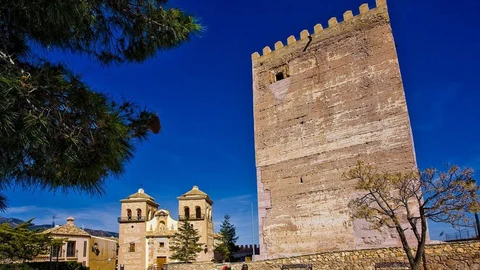 Castillo en pleno pueblo medieval