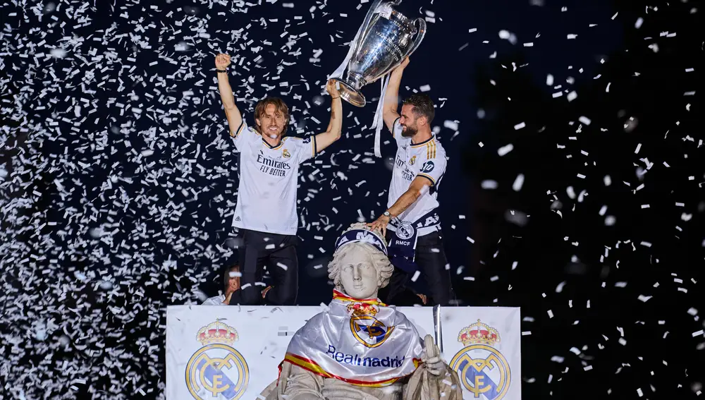 Celebración de los jugadores y aficionados del Real Madrid en la plaza de Cibeles por la victoria conseguida en la final de la Liga de Campeones contra el Bosussia de Dormund.