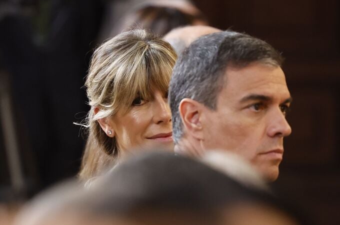 El presidente del gobierno, Pedro Sánchez (d), y su esposa, Begoña Gómez (d), antes de los saludos en el palacio Real durante el décimo aniversario del reinado de Felipe VI, este miércoles en Madrid.