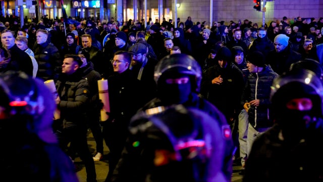 Policías alemanes vigilan un mitin de Alternativa para Alemania en Magdeburgo