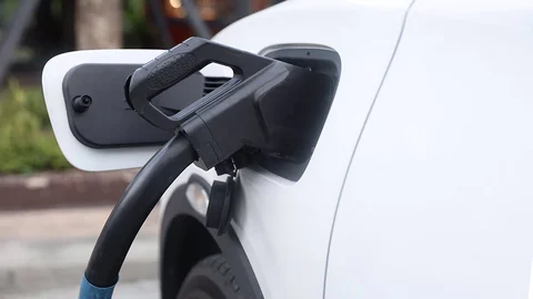 Economía/Motor.-(AMP2) El Gobierno prorroga el Plan Moves III para la compra de coches eléctricos hasta el 30 de junio