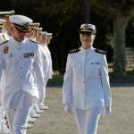 La princesa Leonor (d) junto al director de la escuela, Pedro Cardona, durante una ceremonia este jueves en la Escuela Naval Militar de Marín, a la que ingresa hoy y en la que recibió formación castrense su padre, donde firmará en el libro de honor, para incorporarse al curso 2024-2025