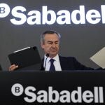 El consejero delegado del Banco Sabadell, César González-Bueno, durante la rueda de prensa en la que se ha informado de que la entidad cerró 2022 con unas ganancias de 859 millones de euros, lo que supone un 61,9 % más que el año anterior