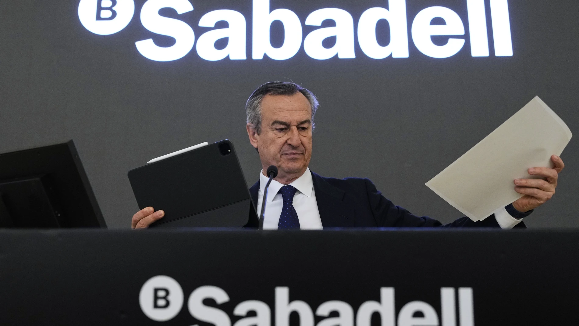 El consejero delegado del Banco Sabadell, César González-Bueno, durante la rueda de prensa en la que se ha informado de que la entidad cerró 2022 con unas ganancias de 859 millones de euros, lo que supone un 61,9 % más que el año anterior
