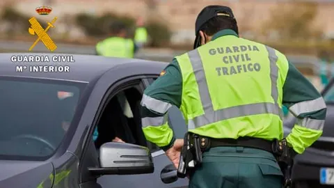 Agente de tráfico dialogando con un conductor