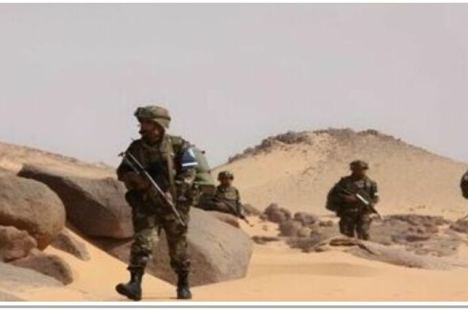 Patrulla militar en la frontera de Mauritania y Argelia