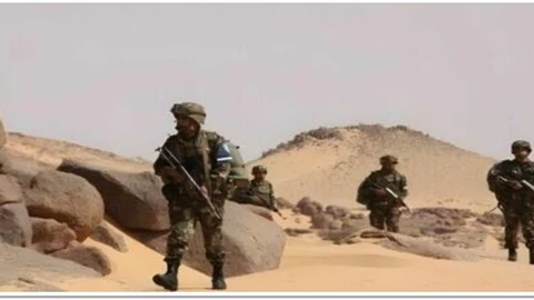 Patrulla militar en la frontera de Mauritania y Argelia