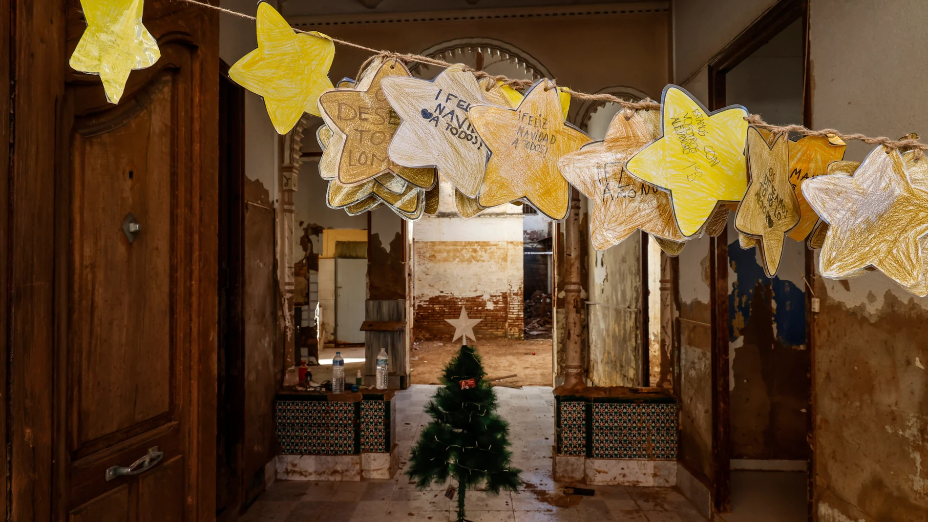 Un árbol de Navidad, a 24 de diciembre de 2024, en Paiporta, Valencia, Comunidad Valenciana (España). Son muchas las familias que se vieron afectadas por la DANA que arrasó Valencia el pasado 29 de octubre y que causó la muerte de más de 220 personas. Desde entonces, estas personas luchan por recuperar la normalidad y con la llegada de las fiestas tratan de vivir la Navidad de la mejor forma posible a pesar de que aún siguen limpiando y trabajando en las zonas afectadas. 24 DICIEMBRE 2024 R...