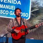 El cantante Manuel Carrasco ya tiene calle en su pueblo, Isla Cristina (Huelva)