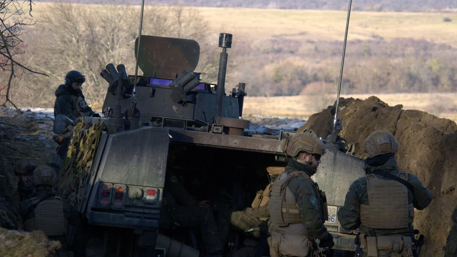 Efectivos españoles junto a un blindado "Piranha" ocupan posiciones