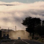 Un vehículo circula entre la niebla en la carretera LU-530 a su paso por A Fontaneira, Lugo
