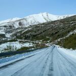 La nieve corta el puerto de montaña de Lunada