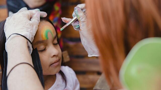 Cómo pintar a los niños en la cara 