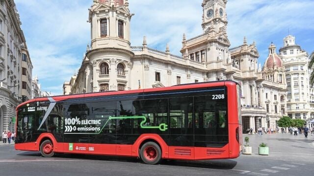 Valencia.- EMT y Banco Europeo de Inversiones firman el préstamo de 69 millones para comprar 145 autobuses eléctricos