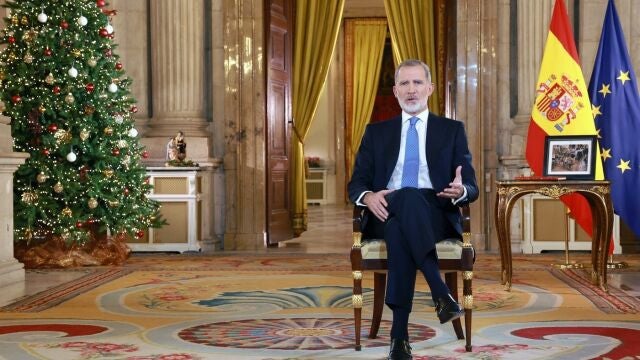 Rey Felipe.- El Rey pronuncia su mensaje en el Palacio Real junto a una foto de afectados por la dana, voluntarios y Fuerzas Armadas