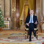 Rey Felipe.- El Rey pronuncia su mensaje en el Palacio Real junto a una foto de afectados por la dana, voluntarios y Fuerzas Armadas