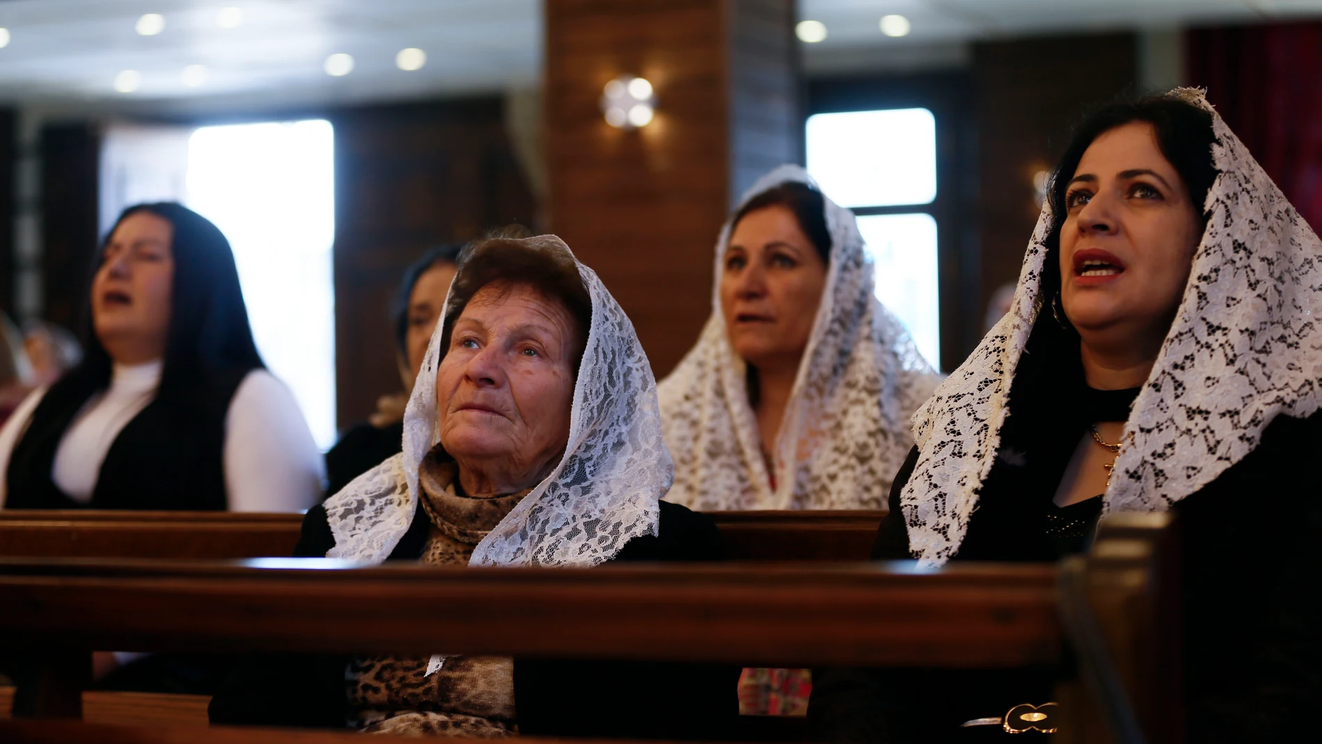 QAMISHLI, 25/12/2024.- Los cristianos en la región del noreste de Siria, que goza de autonomía de facto, celebraron la Navidad o 'Edud Maulud', en su idioma asirio, en un ambiente de preocupación debido a la incertidumbre generada por el colapso repentino del régimen de Bachar al Asad y la llegada al poder de fuerzas islamistas extremistas. EFE/ Mohamed Siali