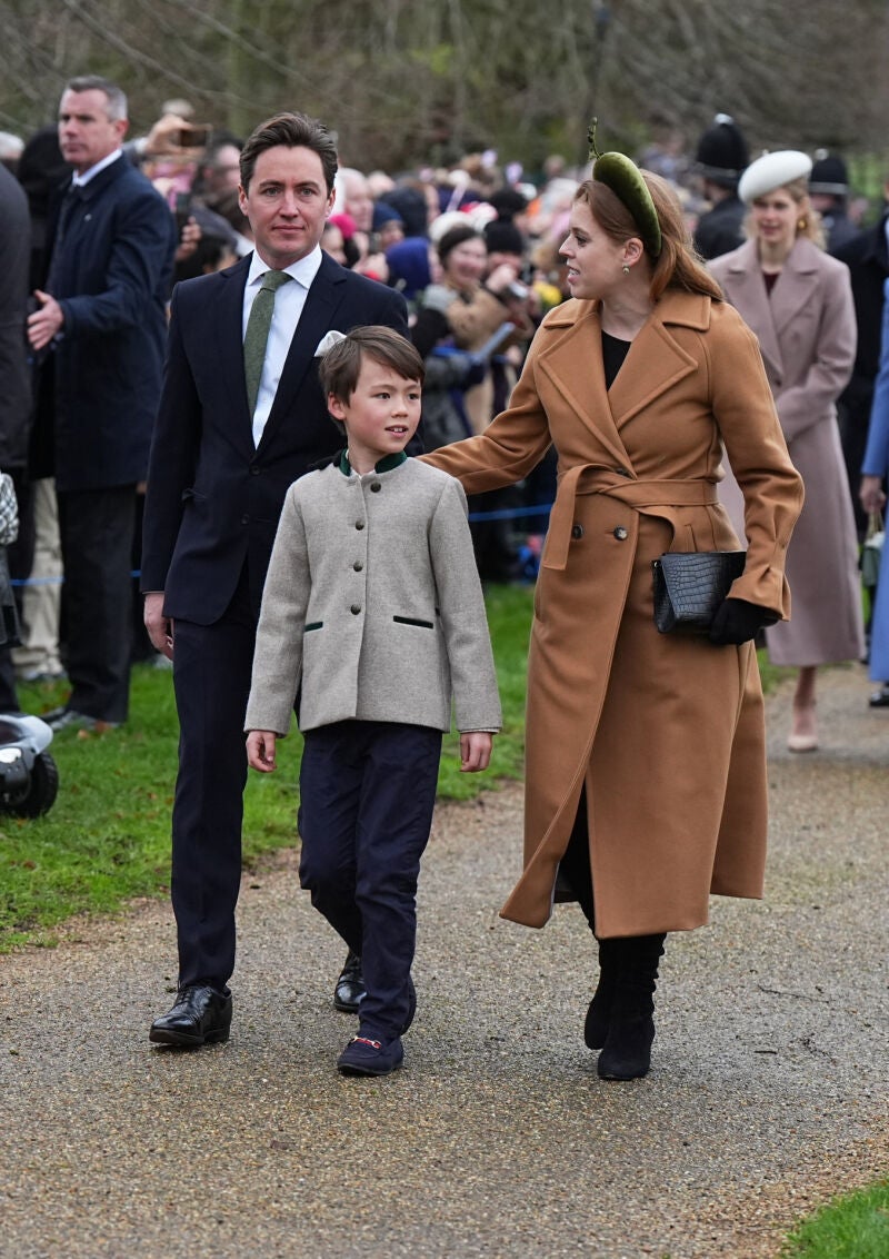 Beatriz de York junto a su marido y su hijo llegando al oficio religioso por el Día de Navidad en Sandringham