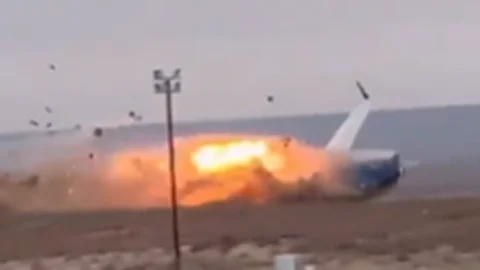 Un avión comercial de Azerbaijan Airlines se estrella en Kazajistán