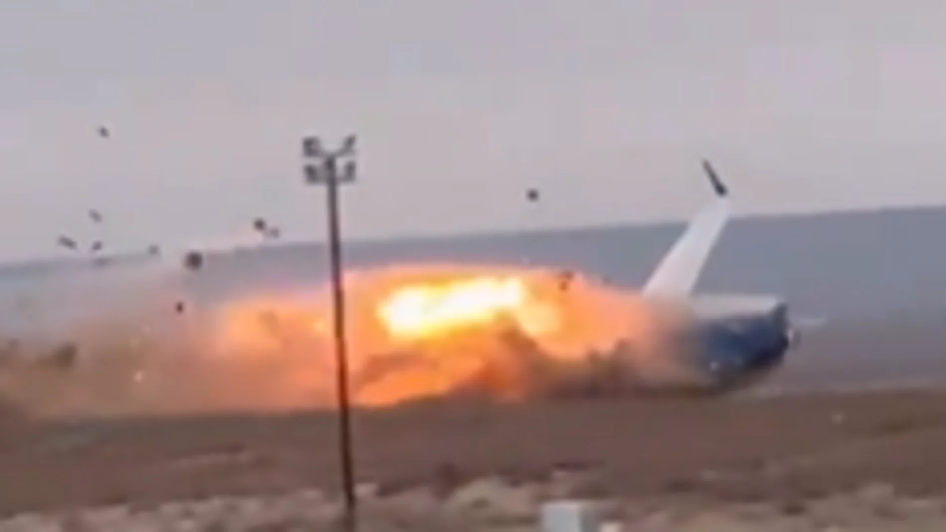 Un avión comercial de Azerbaijan Airlines se estrella en Kazajistán c Un avión comercial de Azerbaijan Airlines se estrella en Kazajistán c