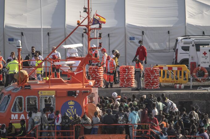 Una lancha de Salvamento Marítimo rescata a un cayuco a su llegada al Puerto de la Restinga, en El Hierro, Santa Cruz de Tenerife