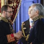 l nuevo jefe de la Casa del Rey, Camilo Villarino (i), y el subsecretario del Ministerio de Asuntos Exteriores, Unión Europea y Cooperación, Luis Manuel Cuesta Civís, hablan durante el acto de recepción en el Palacio Real de Madrid este miércoles de las cartas credenciales de los nuevos embajadores de Mauritania, Jordania, China, Bosnia y Herzegovina, Cabo Verde y Singapur. 