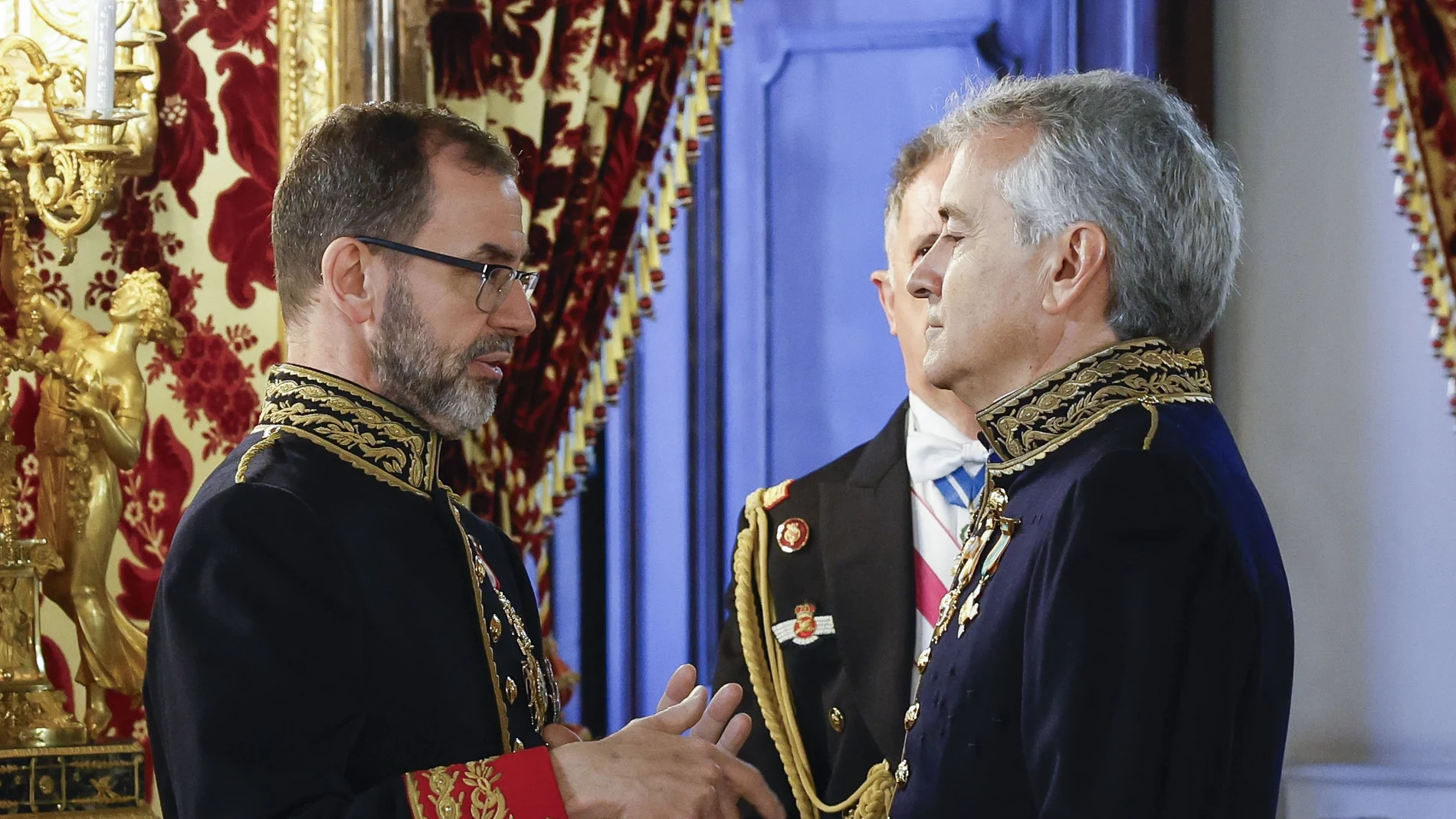 l nuevo jefe de la Casa del Rey, Camilo Villarino (i), y el subsecretario del Ministerio de Asuntos Exteriores, Unión Europea y Cooperación, Luis Manuel Cuesta Civís, hablan durante el acto de recepción en el Palacio Real de Madrid este miércoles de las cartas credenciales de los nuevos embajadores de Mauritania, Jordania, China, Bosnia y Herzegovina, Cabo Verde y Singapur.