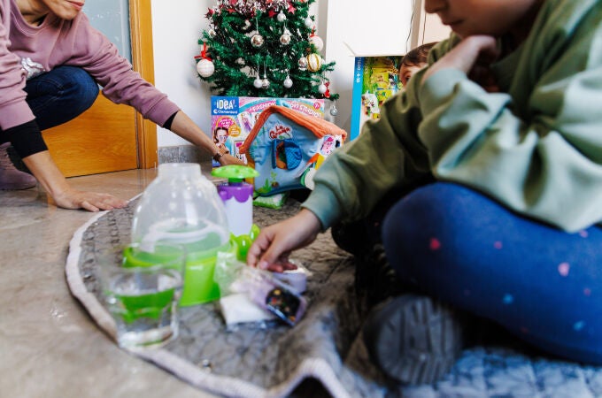 Niños disfrutan de sus regalos de Navidad en Valencia