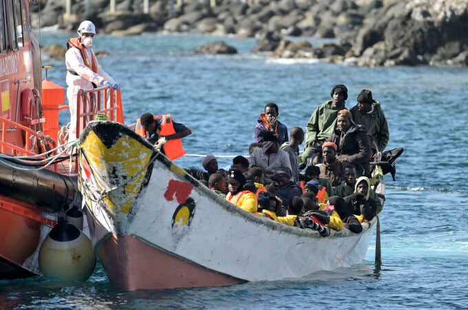 Tres cayucos llegan el Día de Navidad a Canarias con 184 migrantes y localizan otros dos