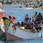 Tres cayucos llegan el Día de Navidad a Canarias con 184 migrantes y localizan otros dos