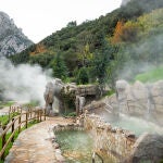 Balneario de La Hermida, con su cueva exterior.