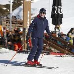  El rey Felipe VI en la estación de esquí de Baqueira-Beret, en el pirineo catalán, durante una jornada de esquí este sábado. 