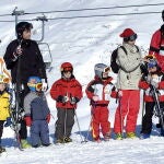 La Infanta Cristina, junto a dos de sus hijos, se traslada en el telesilla antes de esquiar, hoy, en la estación de esquí de Baqueira Beret (Lérida). Las Infantas Elena y Cristina, acompañadas por sus esposos e hijos, pasan unos días de descanso en la estación de esquí de Baqueira Beret. 