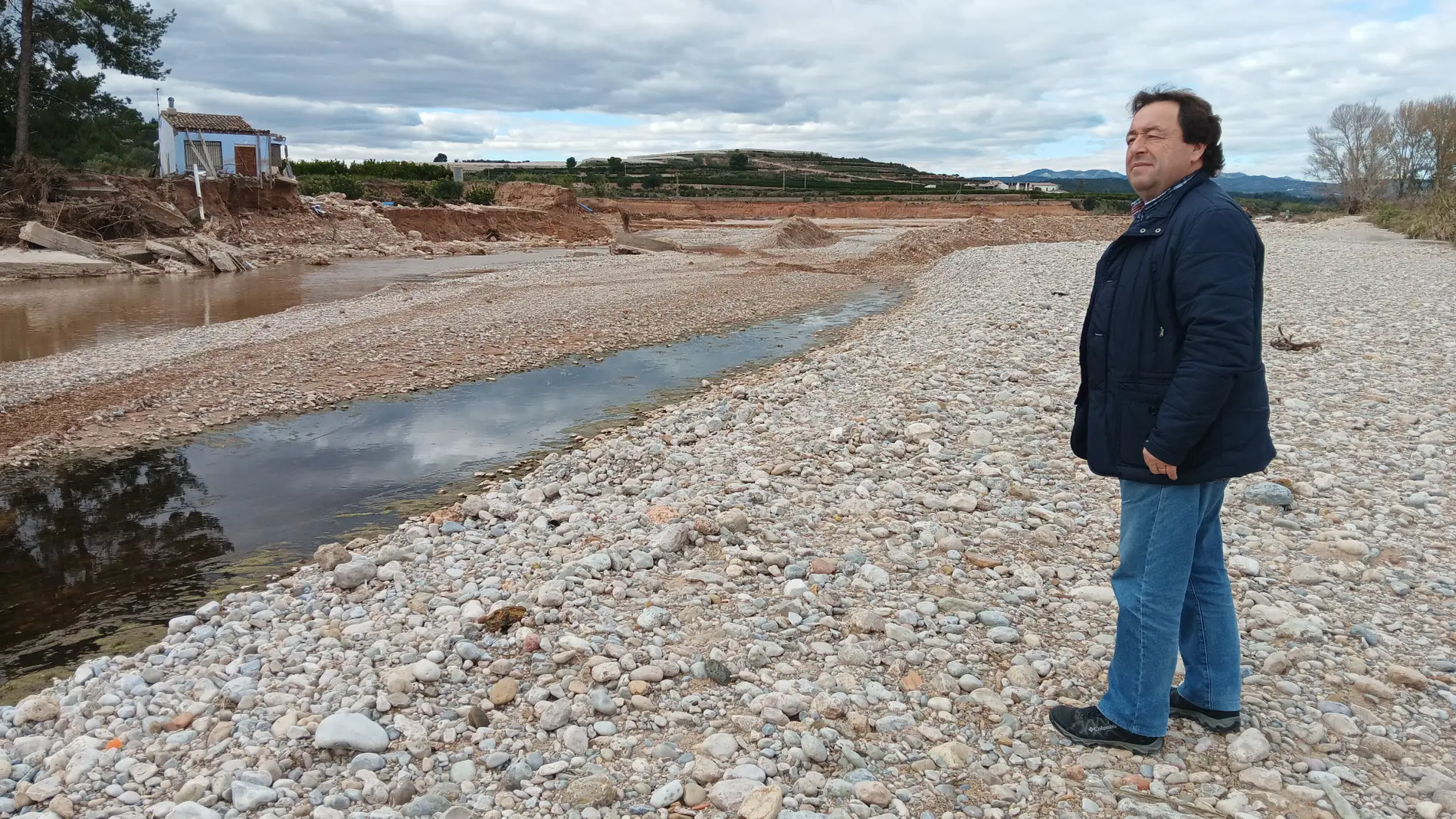 El alcalde contempla el barranco a la altura de Rafòl