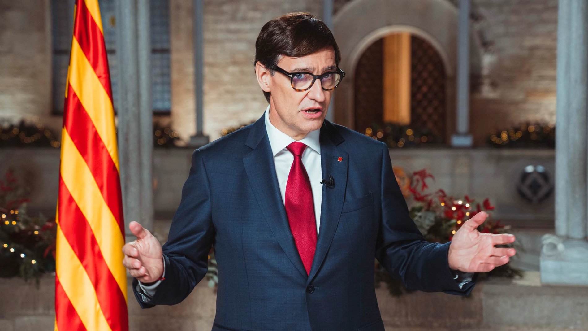 El presidente de la Generalitat de Catalunya, Salvador Illa, durante el discurso de Navidad en la Galeria Gòtica del Palau de la Generalitat REMITIDA / HANDOUT por ARNAU CARBONELL (GENERALITAT DE CATALUNYA) Fotografía remitida a medios de comunicación exclusivamente para ilustrar la noticia a la que hace referencia la imagen, y citando la procedencia de la imagen en la firma 20/12/2024