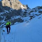 Protección Civil del Gobierno de Cantabria ha retomado la búsqueda de un montañero leonés perdido desde hace dos días en los Picos de Europa.