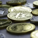 Pila de criptomonedas juntas. Bitcoin dorado en el medio.