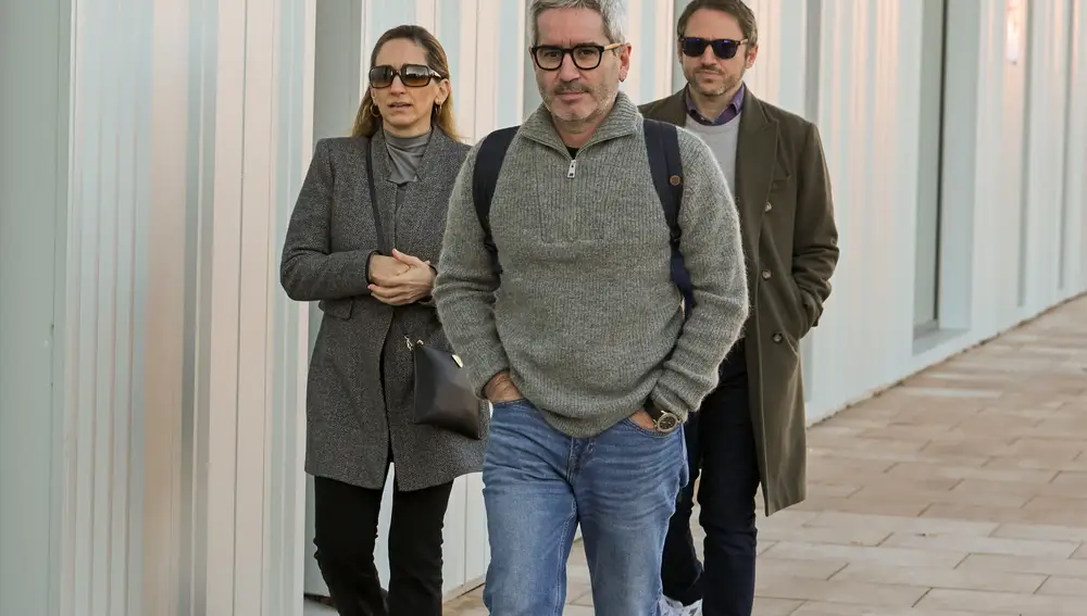 Los hijos de Raphael visitan al cantante que continúa ingresado en el hospital 12 de Octubre