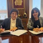 La concejal de Acción y Promoción Cultural del Ayuntamiento de León, Elena Aguado, y la directora territorial de Unicaja en Castilla y León Norte, Marga Serna, firman el acuerdo