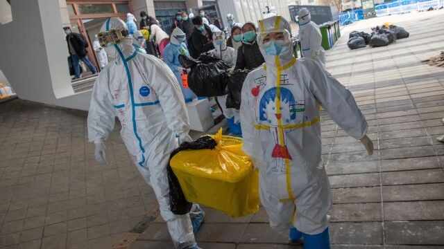 Personal médico procede a limpiar un hospital en China tras desalojar a los visitantes