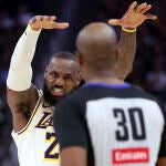 LeBron James se dirige a un árbitro en un partido de los Lakers