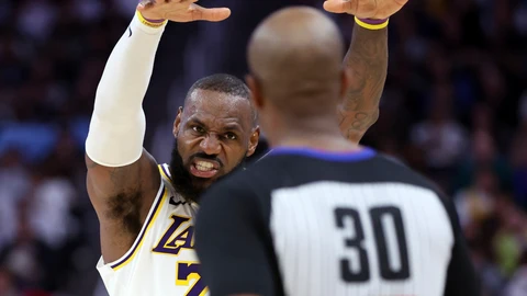 LeBron James se dirige a un árbitro en un partido de los Lakers