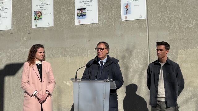 García Carbayo interviene tras descubrir las placas junto a los dos deportistas homenajeados, Mario García Romo y Lorena Martín 