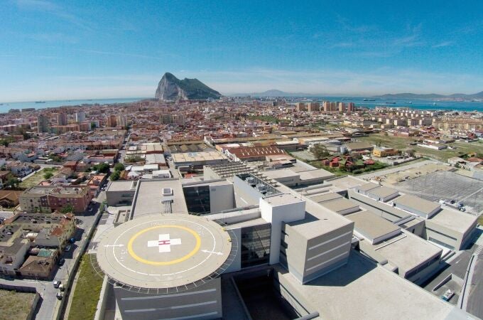 Vista de La Línea de la Concepción (Cádiz), con el Peñón de Gibraltar al fondo